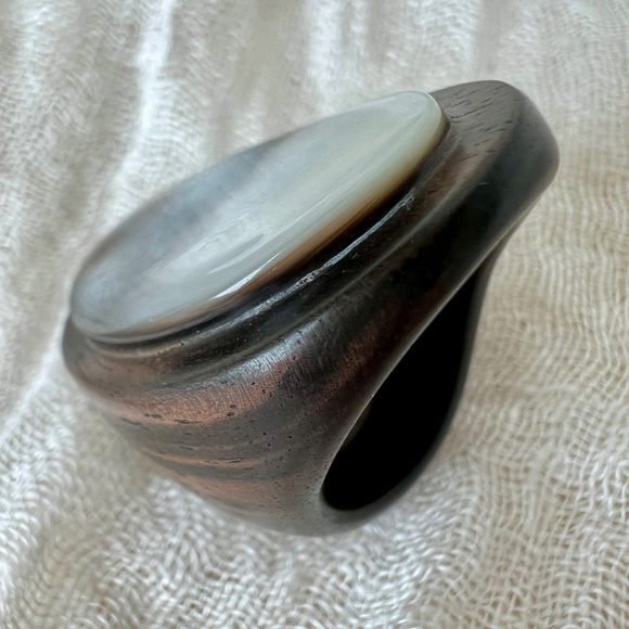 Sculptural Ebony Wood & Mother-of-Pearl Statement Ring Sz 7.5 Vintage NWOT - Picture 4 of 9
